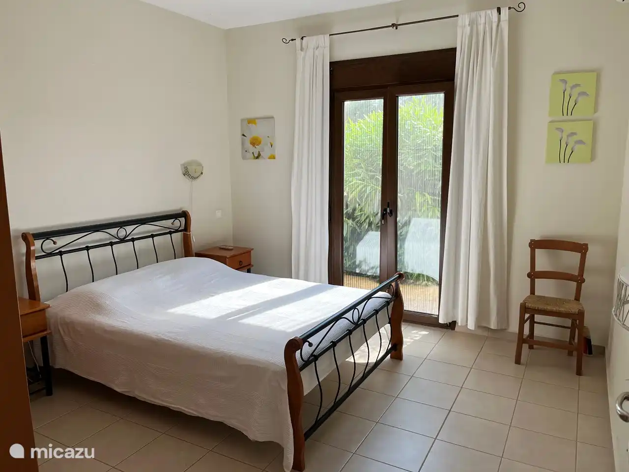 Ein geräumiges Schlafzimmer mit Doppelbett im Erdgeschoss. Viel Stauraum und schräg gegenüber dem Badezimmer im Erdgeschoss.