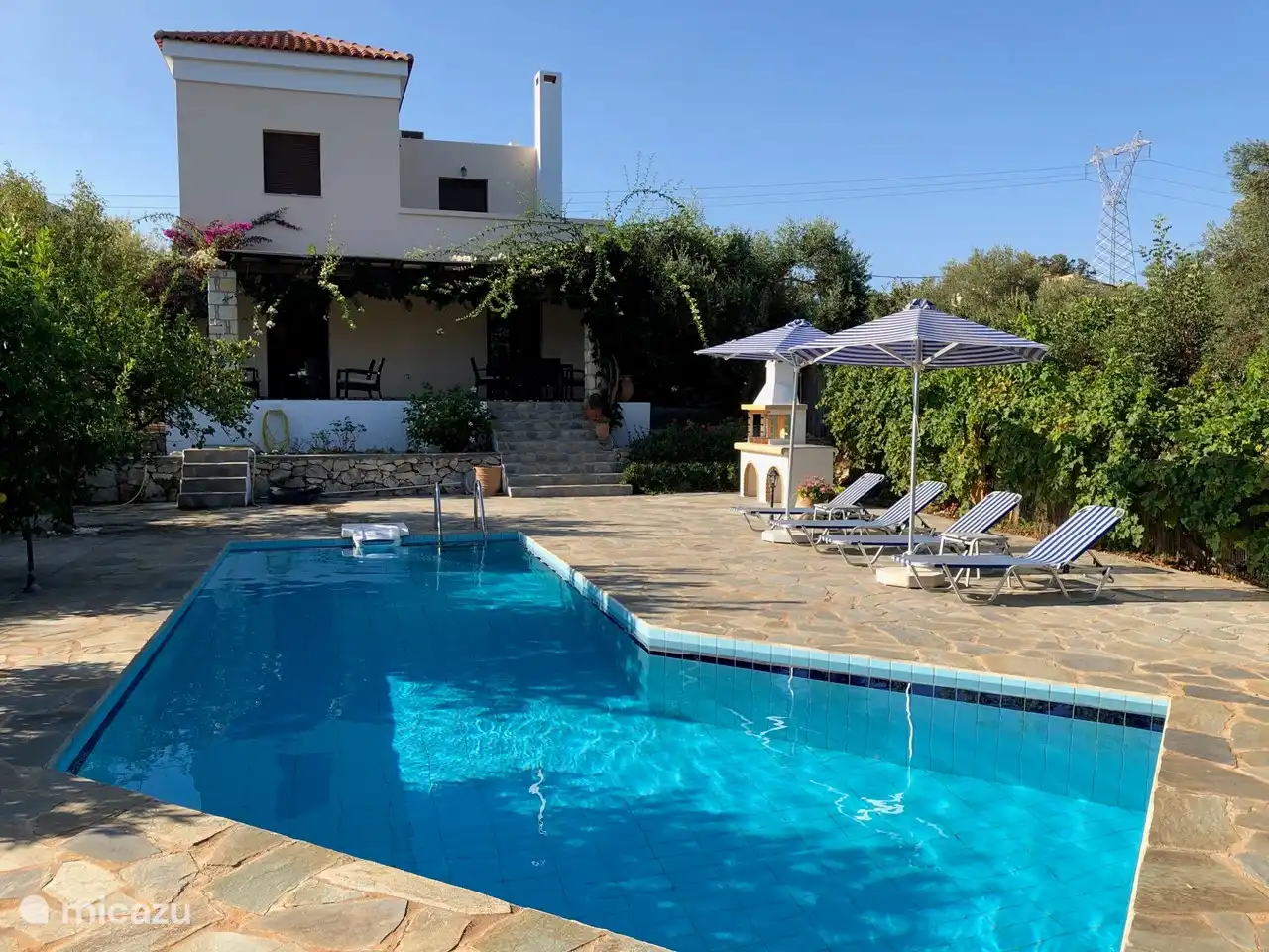 Swimmingpool von 10 mal 4 Metern. Es ist möglich, ruhig gegen die Strömung der Jets zu schwimmen.