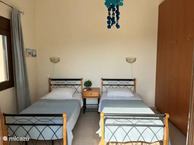 Location de Vacances Grèce, Crète, Rethymnon, villa - Villa Zeus Prinès Chambre double avec portes-fenêtres donnant sur le toit-terrasse. Chambre 2