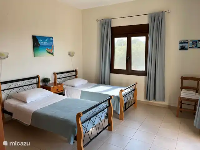 Location de Vacances Grèce, Crète, Rethymnon, villa - Villa Zeus Prinès Chambre double avec portes-fenêtres donnant sur le toit-terrasse. Chambre 3