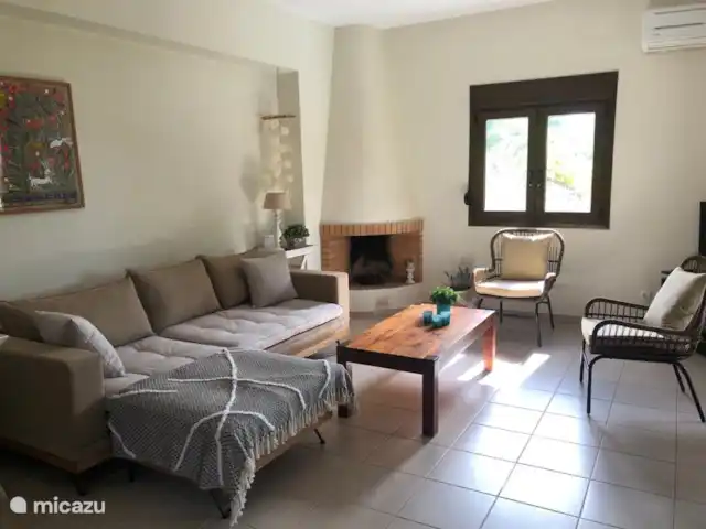 Location de Vacances Grèce, Crète, Rethymnon, villa - Villa Zeus Prinès Un nouveau canapé lounge a été installé dans le séjour.