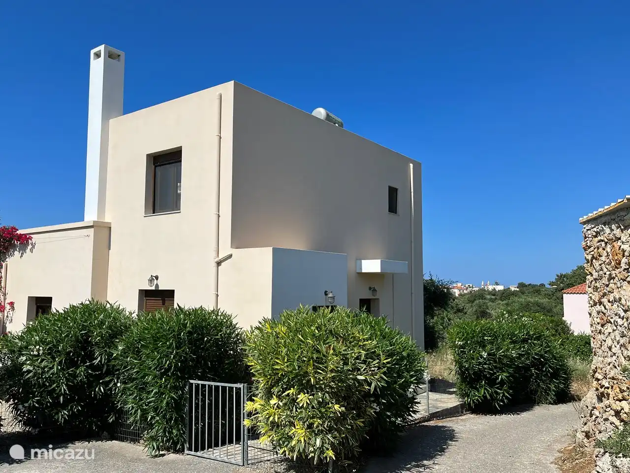 Das Haus verfügt über einen eigenen Parkplatz.