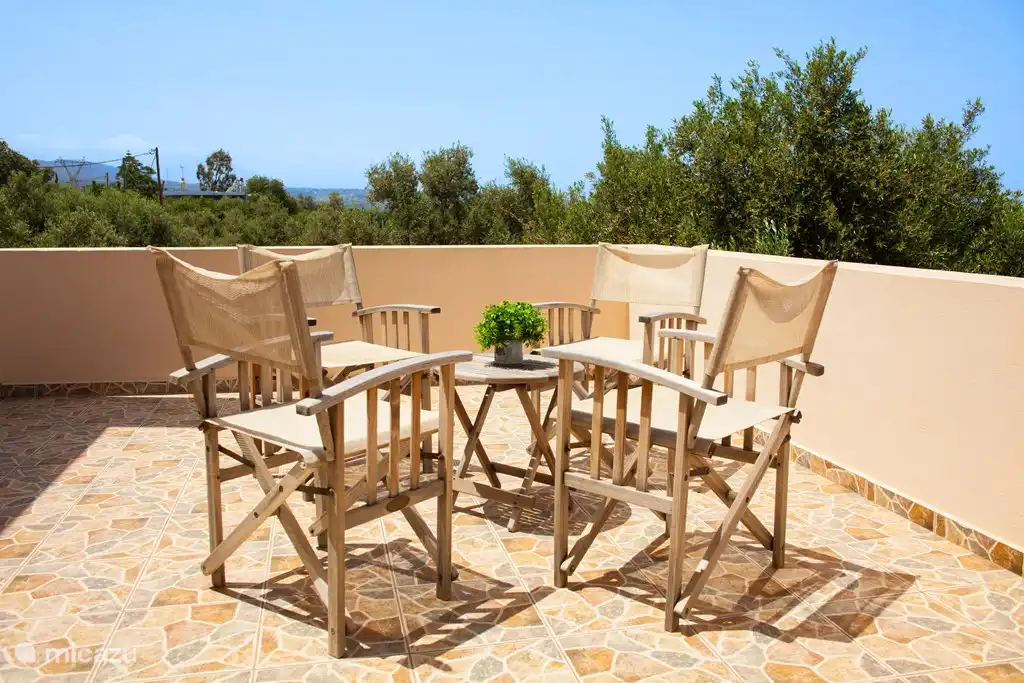 Große Dachterrasse mit unverbaubarem Meer- und Bergblick.