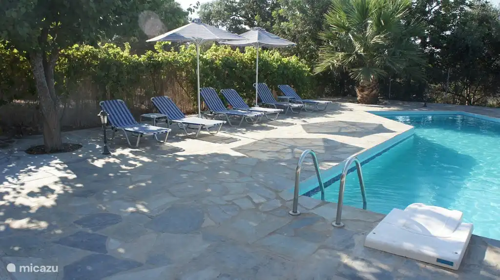 Der private Pool ist mit sechs Sonnenliegen und zwei Sonnenschirmen ausgestattet.