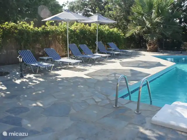 Location de Vacances Grèce, Crète, Rethymnon, villa - Villa Zeus Prinès La piscine privée est équipée de six transats et de deux parasols.
