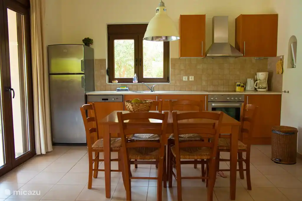 Offene Küche mit Kühl-/Gefrierkombination, neuem Bosch-Geschirrspüler und Backofen im geräumigen Wohnzimmer