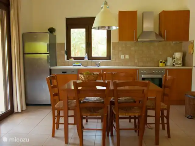 Location de Vacances Grèce, Crète, Rethymnon, villa - Villa Zeus Prinès Cuisine ouverte avec combiné réfrigérateur/congélateur, nouveau lave-vaisselle Bosch et four dans le salon spacieux