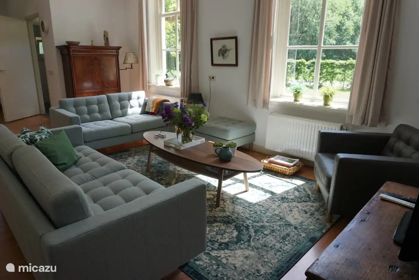 Wohnzimmer mit viel Licht durch große hohe Fenster