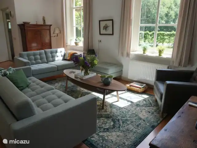 El Broekhof en Países Bajos, Güeldres, Klarenbeek - casa vacacional Sala de estar con mucha luz a través de grandes ventanales altos