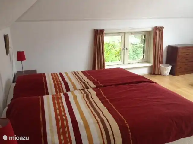 Schlafzimmer im Obergeschoss, um vorne mit 3 Betten (1 Bett nicht sichtbar)