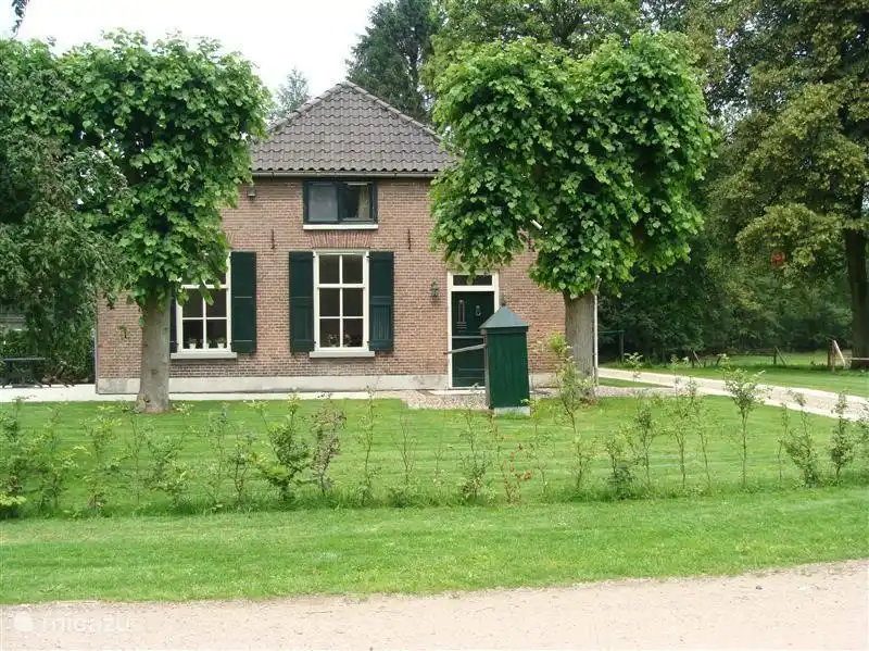 Dieses geräumige renovierte ehemalige Bauernhaus liegt auf einem wenig befahrenen Straße in einem Waldgebiet. Viele Fußgänger und Radfahrer bieten sich in unmittelbarer Nähe und in Richtung der IJssel einerseits und der Veluwe anderen.
Recr.park Bussloo Nähe