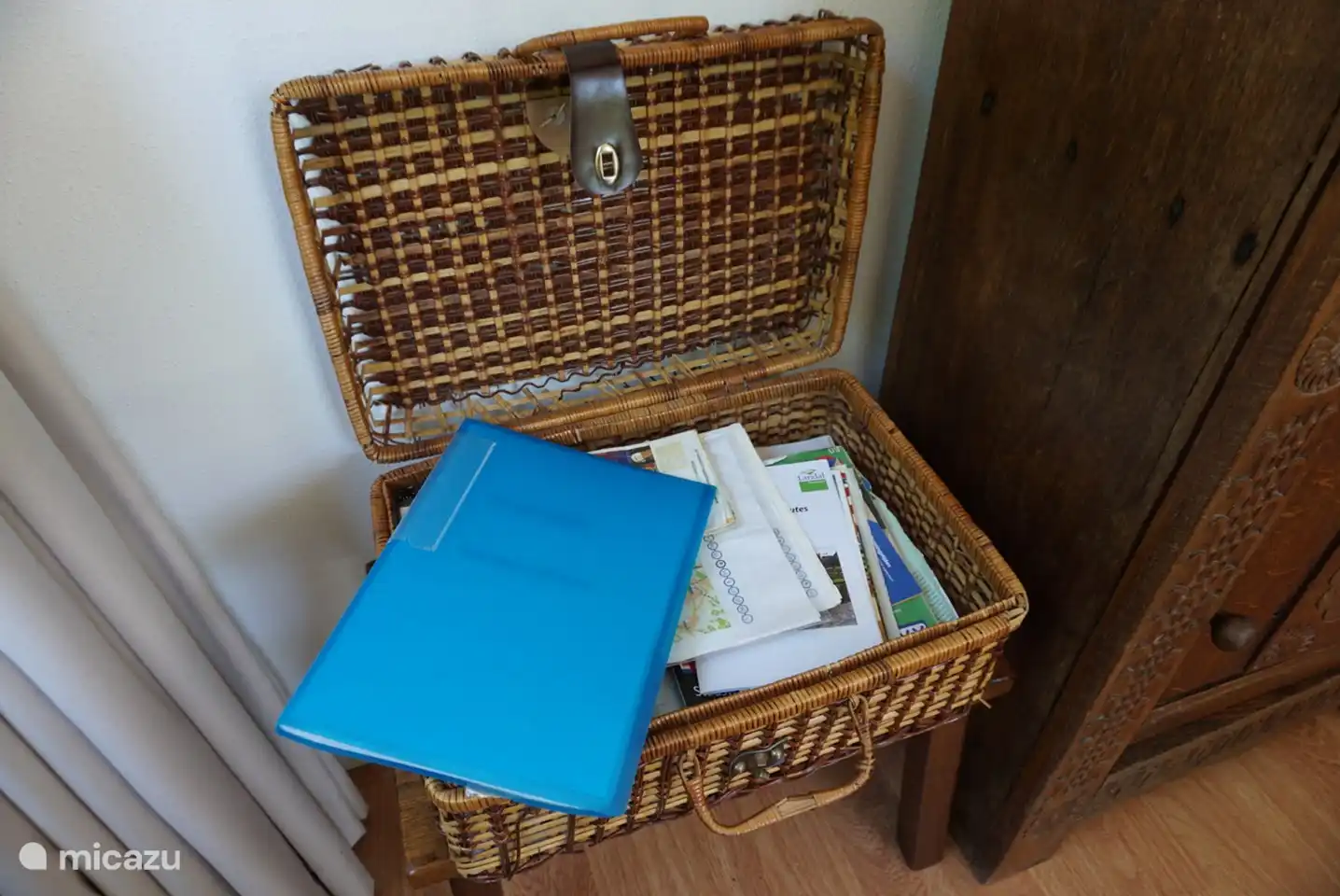 Weidenkorb mit Touristeninformation