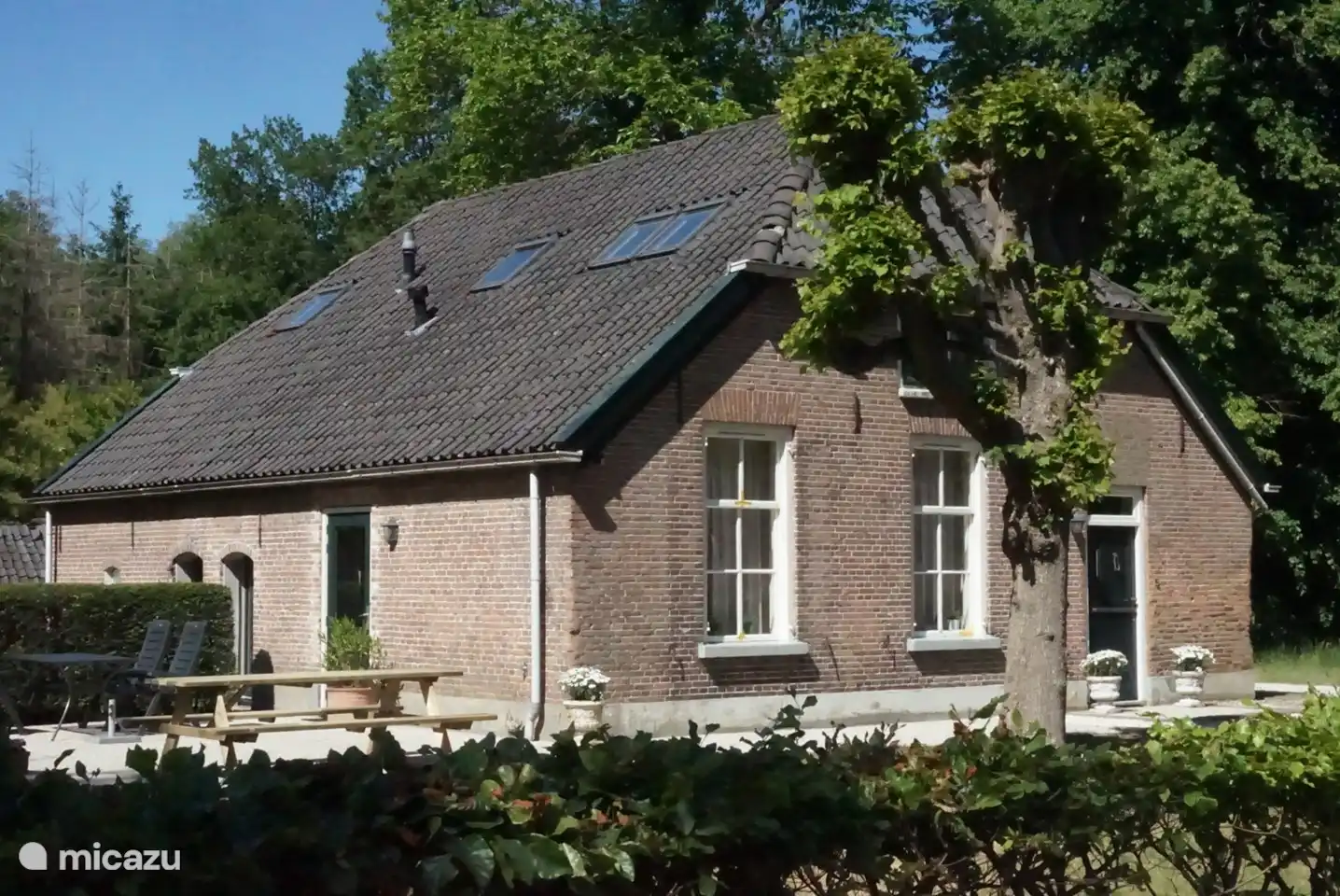 Vorderansicht des Bauernhauses mit Terrasse