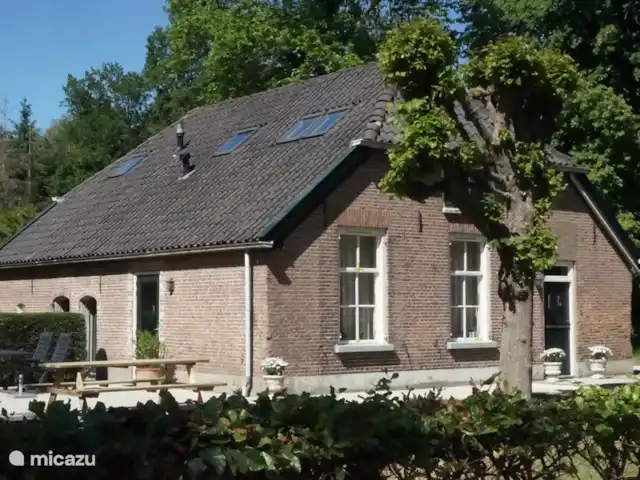 El Broekhof en Países Bajos, Güeldres, Klarenbeek - casa vacacional Vista frontal de la masía con terraza