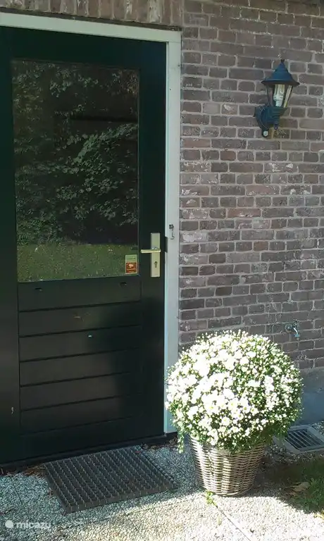 Seitentür mit Zugang zu einer großen Hauswirtschaftsraum: mit: Waschmaschine, Trockner und zusätzliche Schränke, Spüle, Fell usw.