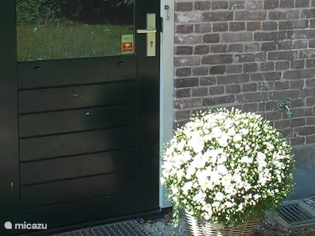 El Broekhof en Países Bajos, Güeldres, Klarenbeek - casa vacacional Puerta lateral con acceso a amplio lavadero: con:
lavadora, secadora y extra: armarios, fregadero, perchero, etc.