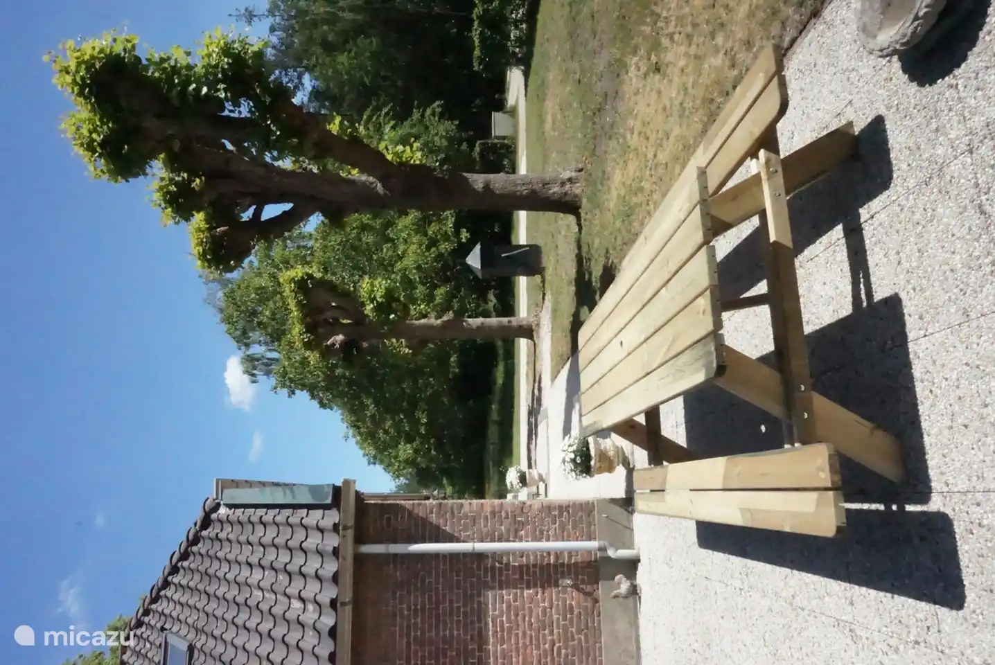 Geräumiger Picknicktisch für ein gemütliches Mittagessen