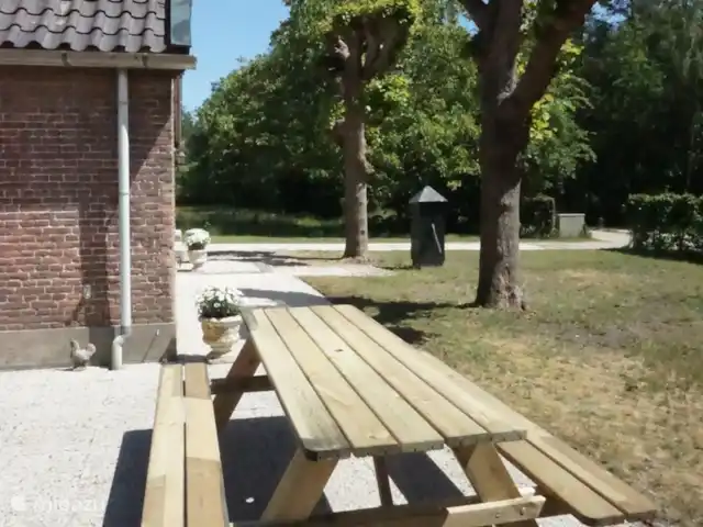 El Broekhof en Países Bajos, Güeldres, Klarenbeek - casa vacacional Amplia mesa de picnic para un almuerzo acogedor