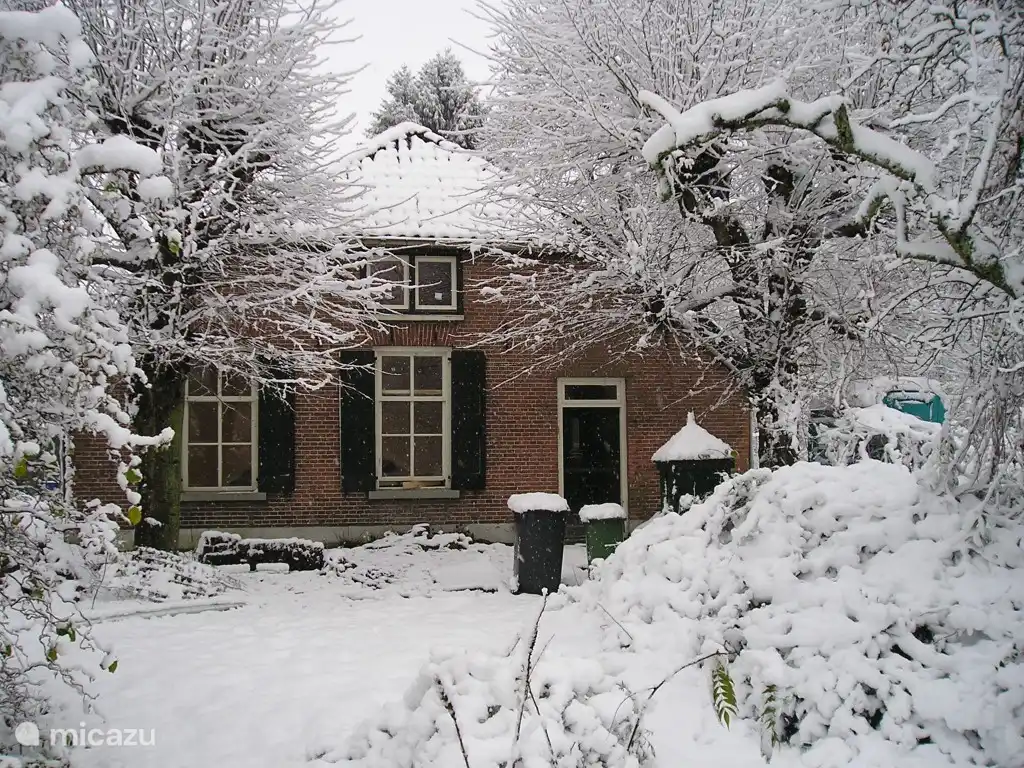 Küche mit Blick auf die Wiese neben dem Haus