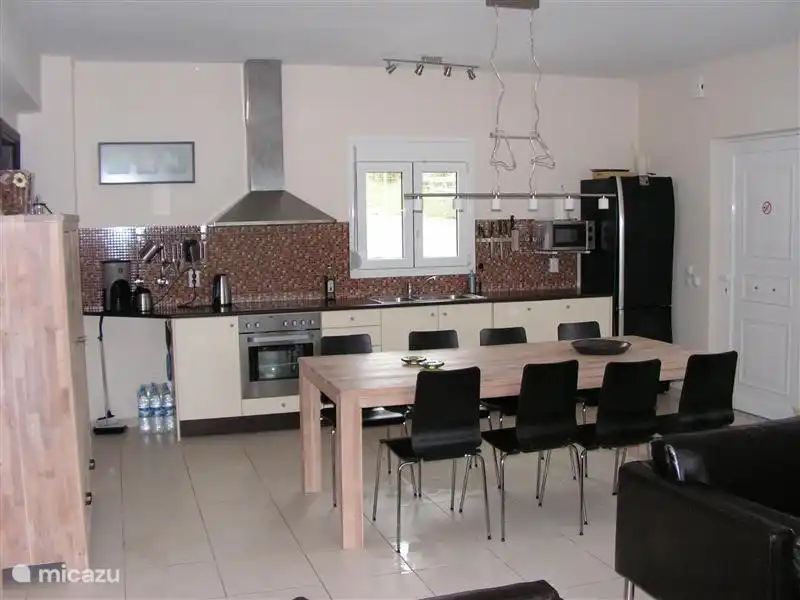 Essbereich mit großem Tisch und 8 Stühlen