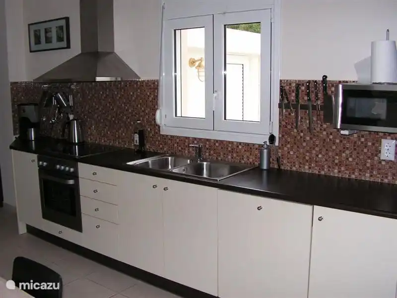 Küche mit Kühlschrank mit Gefrierfach Mikrowelle, Ceran-Kochfeld, Backofen, Mikrowelle, Geschirrspüler und vielen Kleingeräten