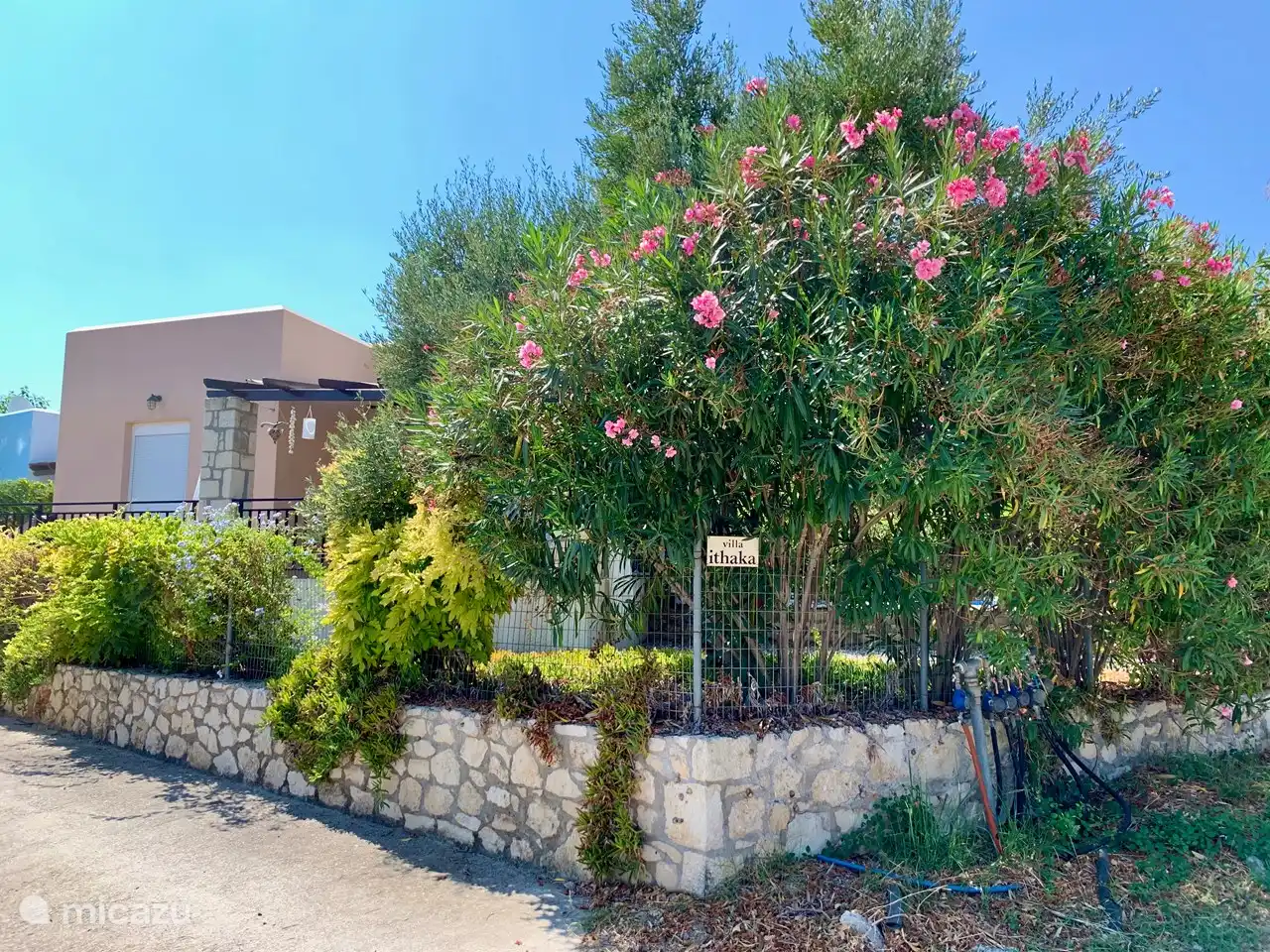Villa Ithaka von der Straße