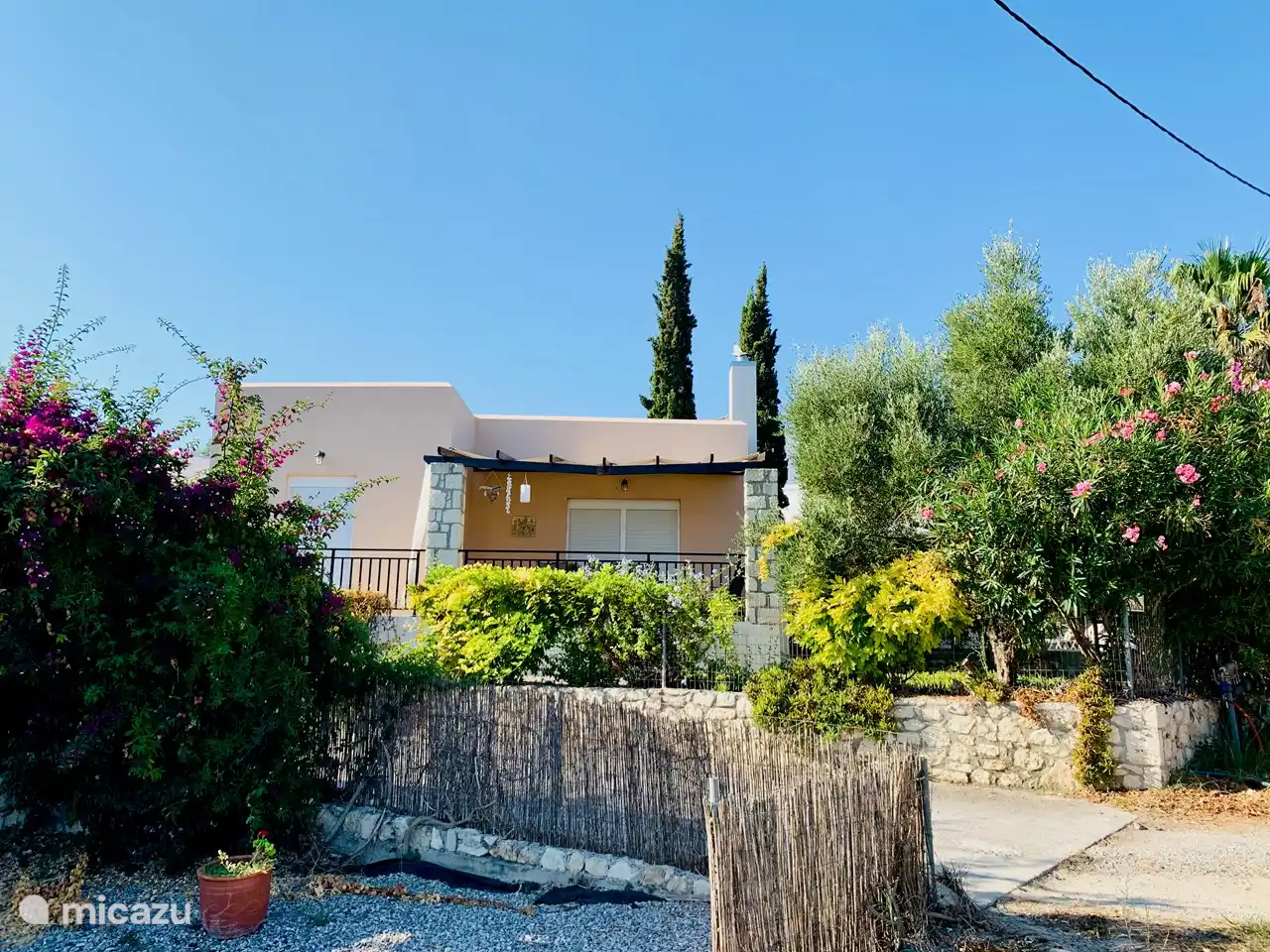 Villa Ithaka und Garten von der Straße