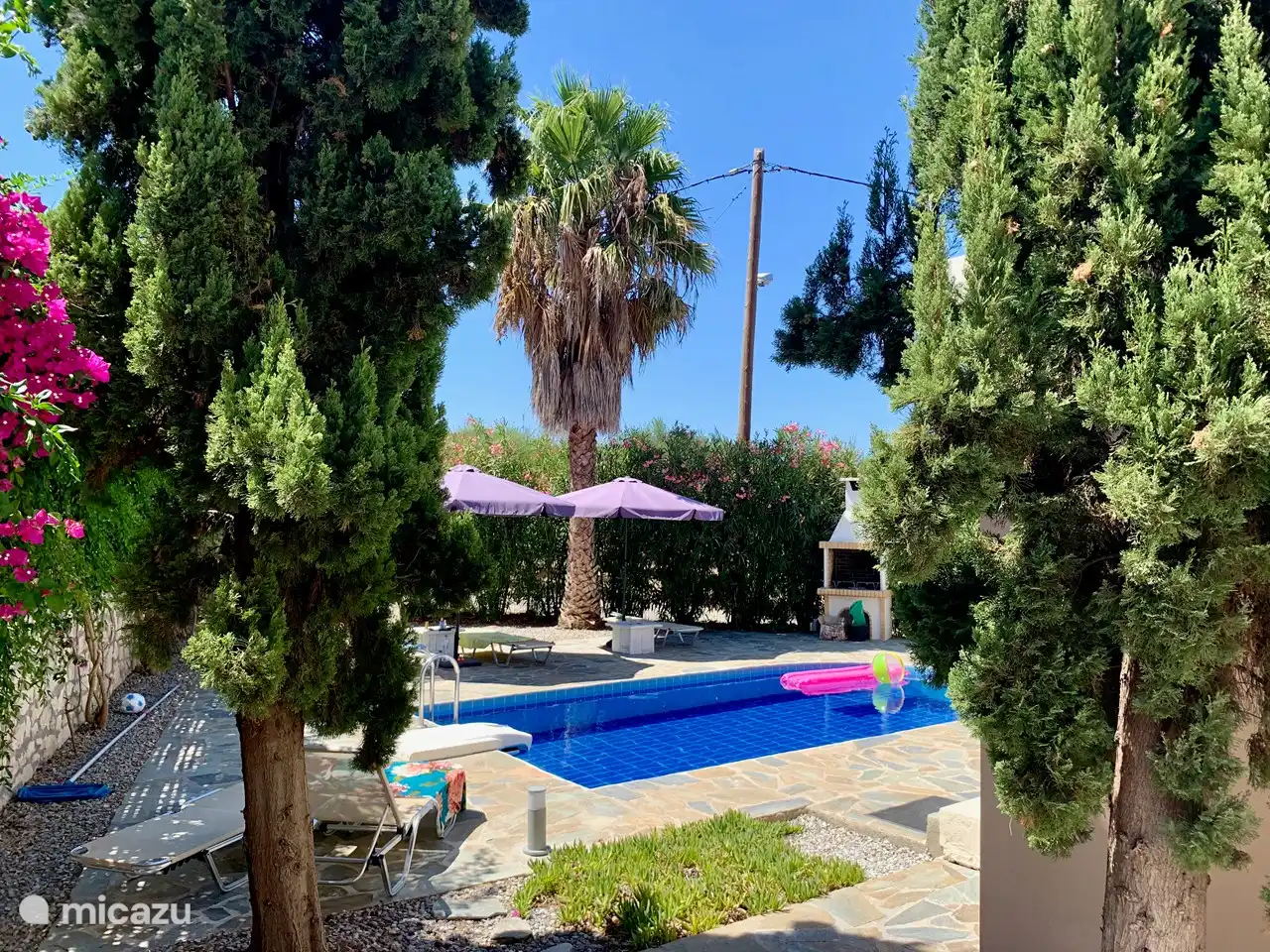 Pool, Liegen und Sonnenschirmen