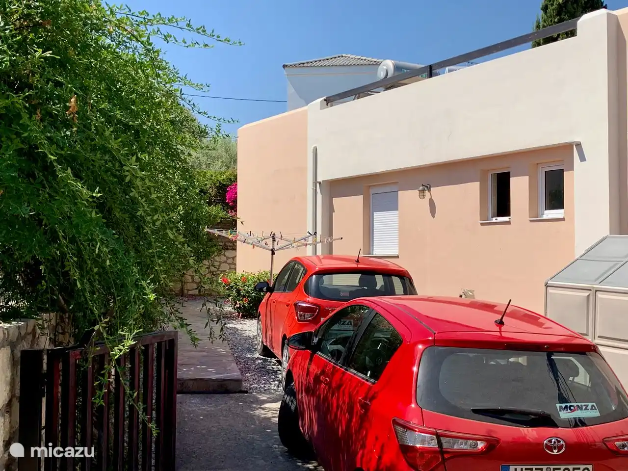 Die Auffahrt ist für 2 Autos geeignet