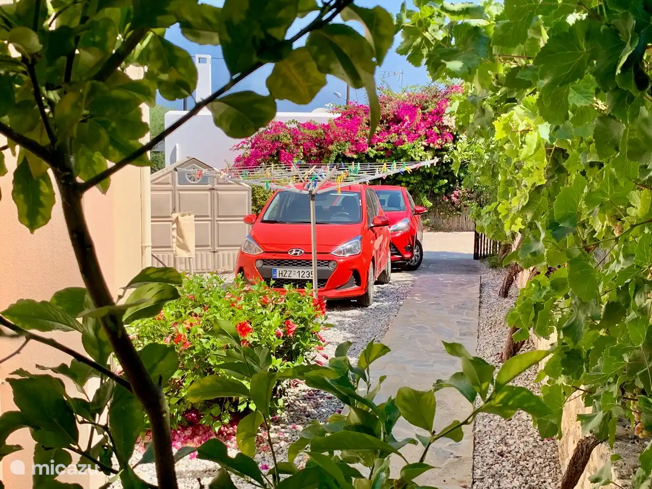 Auffahrt der Villa Ithaka auf der Ostseite