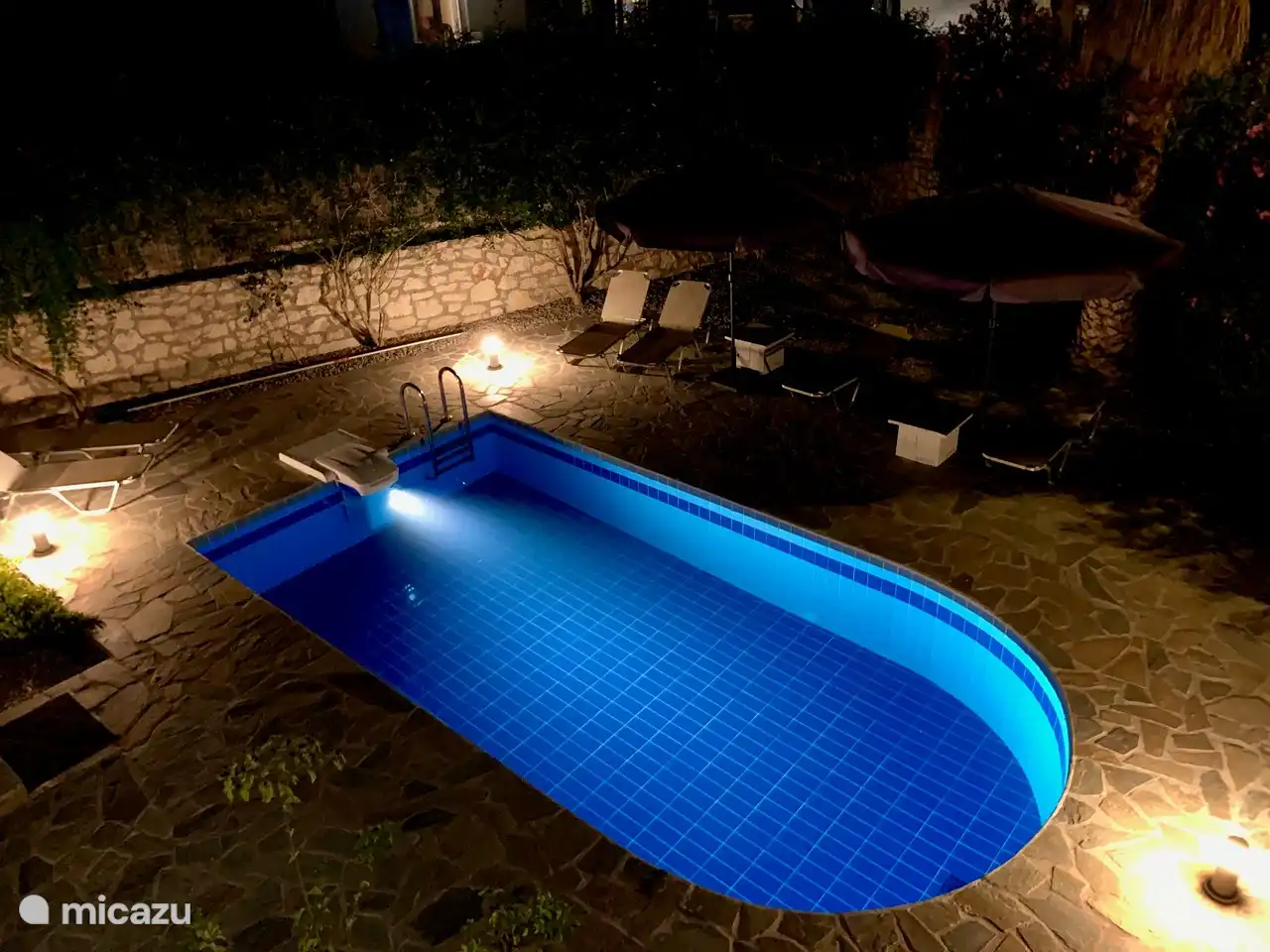 Schwimmbad am Abend von der Dachterrasse