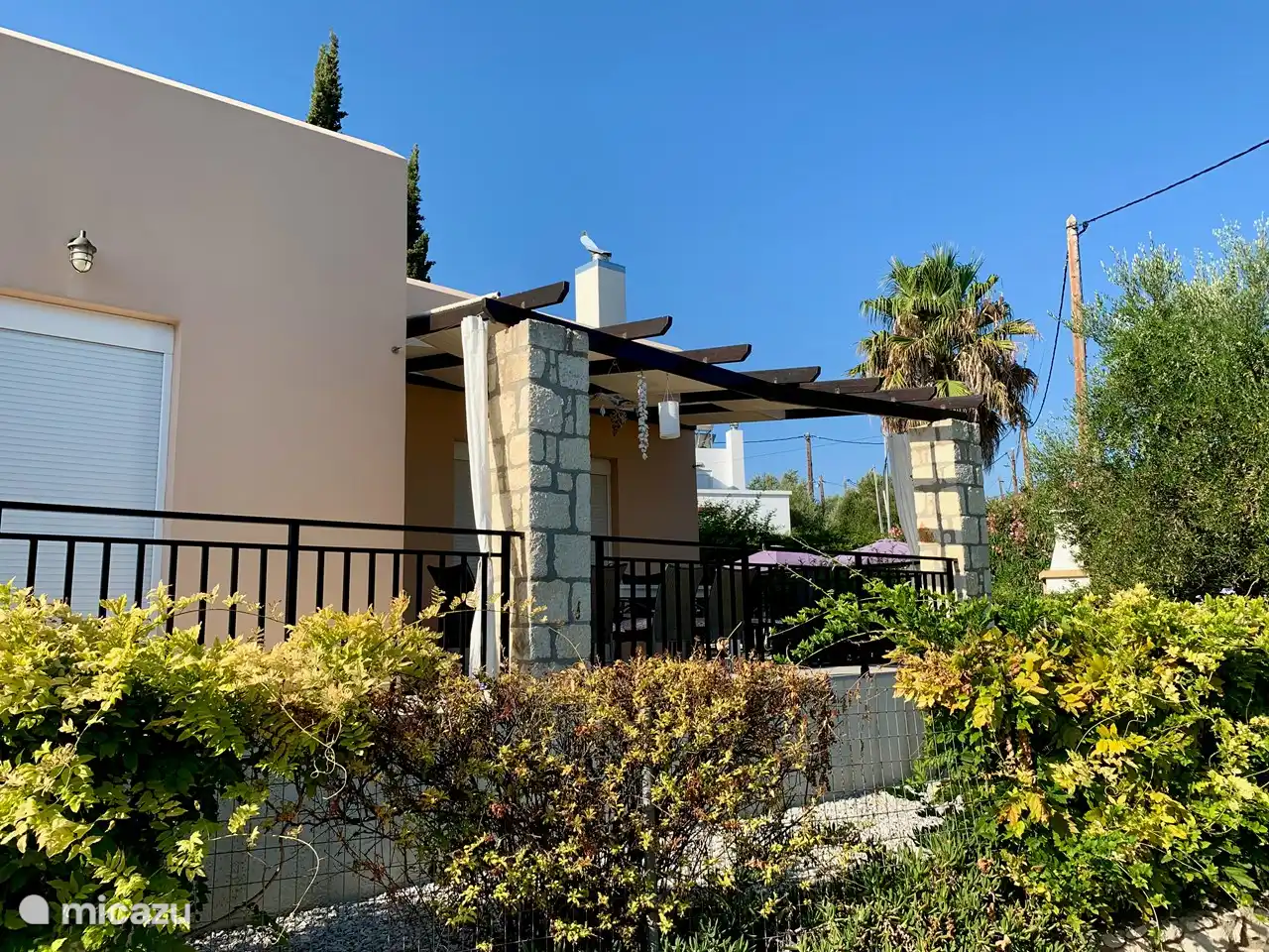 Schöne, neue Villa mit allen modernen Annehmlichkeiten. Küche mit Geschirrspüler, Sat-TV und (wireless) Internet. Schön gelegen mit Blick über ein grünes Tal und Meerblick. Mit 3 Schlafzimmern, 2 Bäder, große Terrasse und privatem Pool.