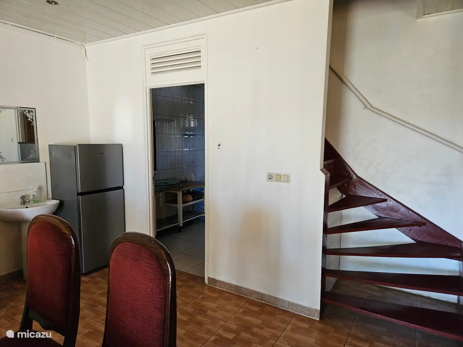 De l’accès du salon à la salle de bain et des escaliers jusqu’au sommet.