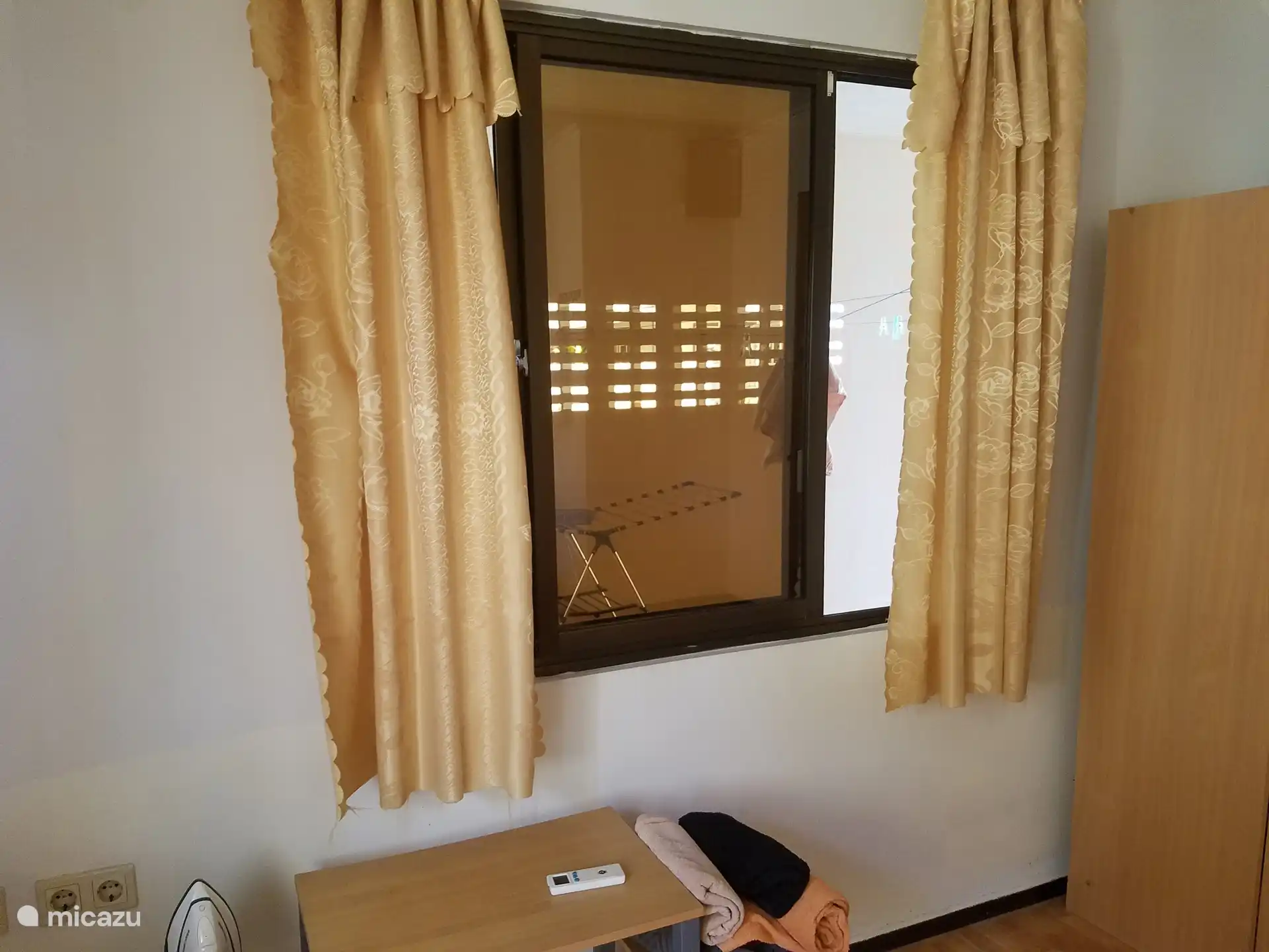 Chambre au rez-de-chaussée. 1 fenêtre avec moustiquaire