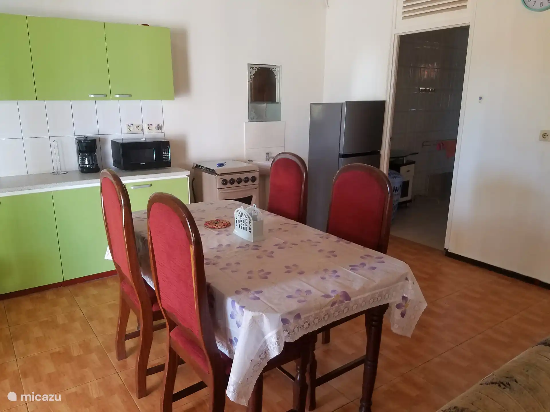 Table à manger dans la cuisine (ouverte)