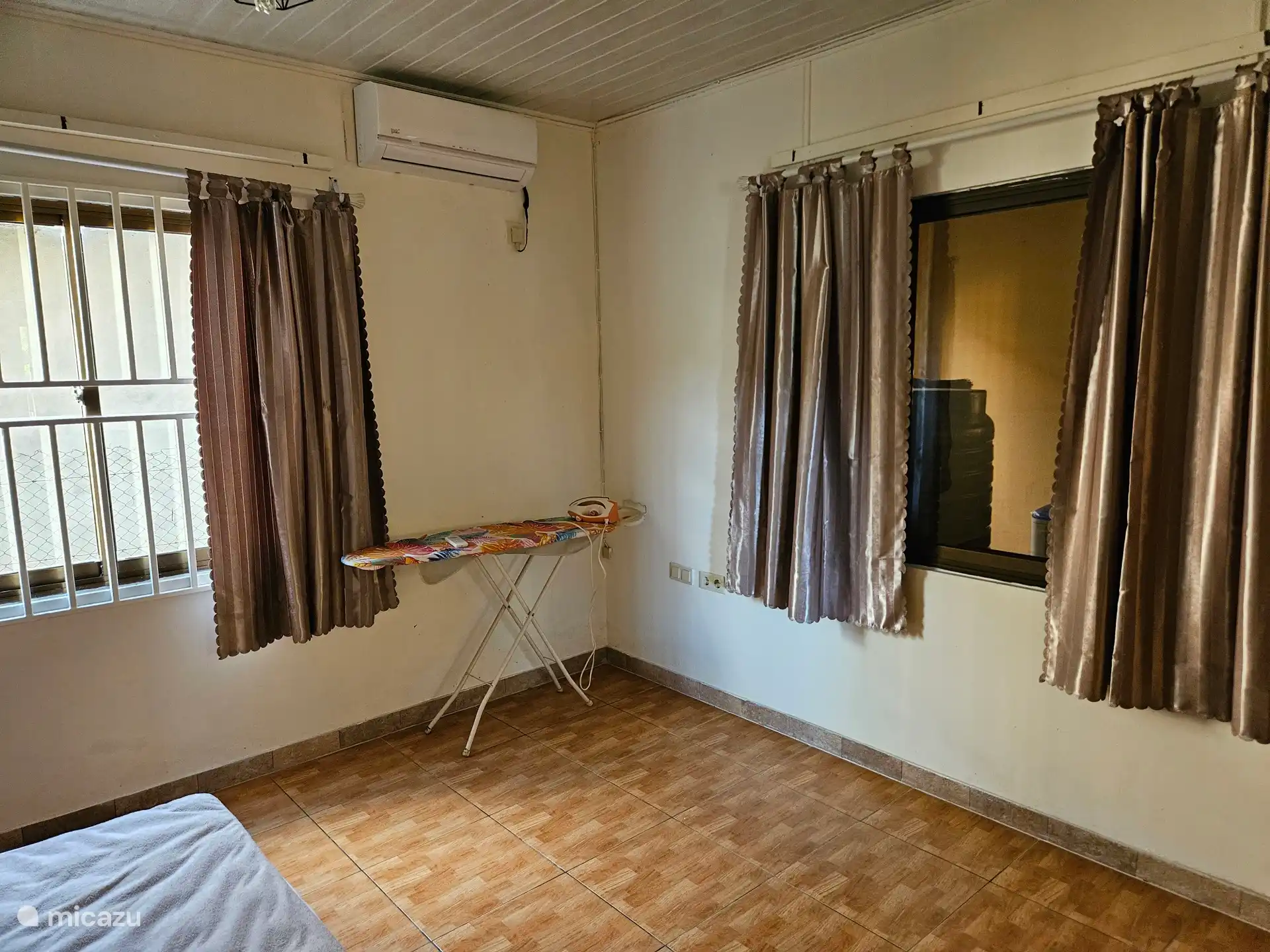 2 fenêtres dans la chambre du rez-de-chaussée, celle de droite avec moustiquaire.