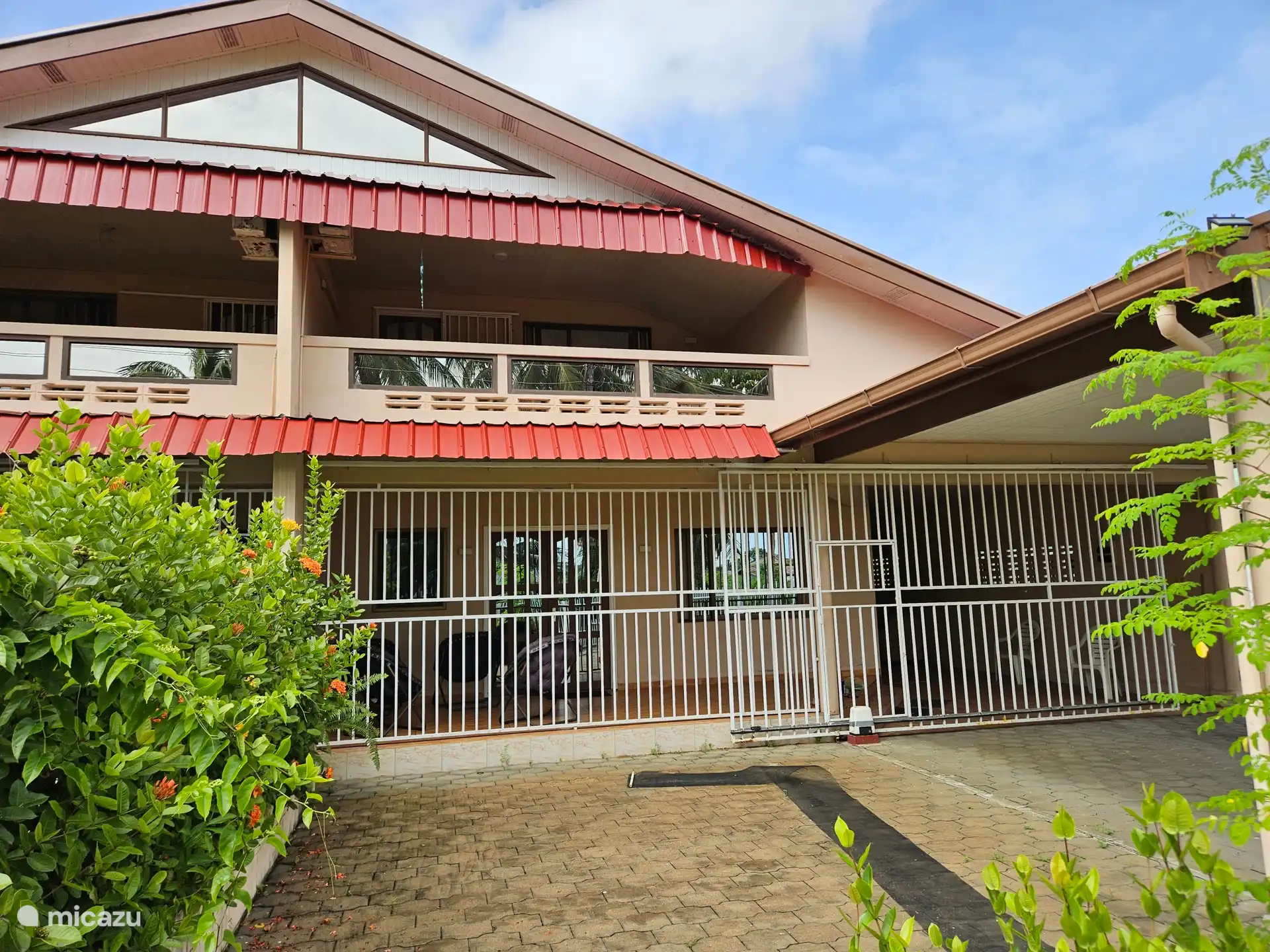 Vue de face de la maison en 2025. 