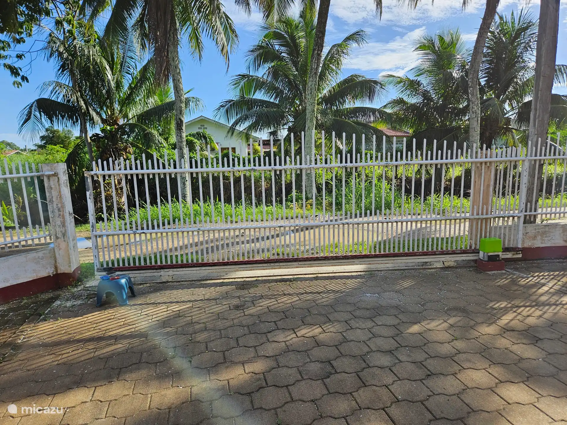 Porte roulante à commande électrique qui permet d’accéder à la maison.