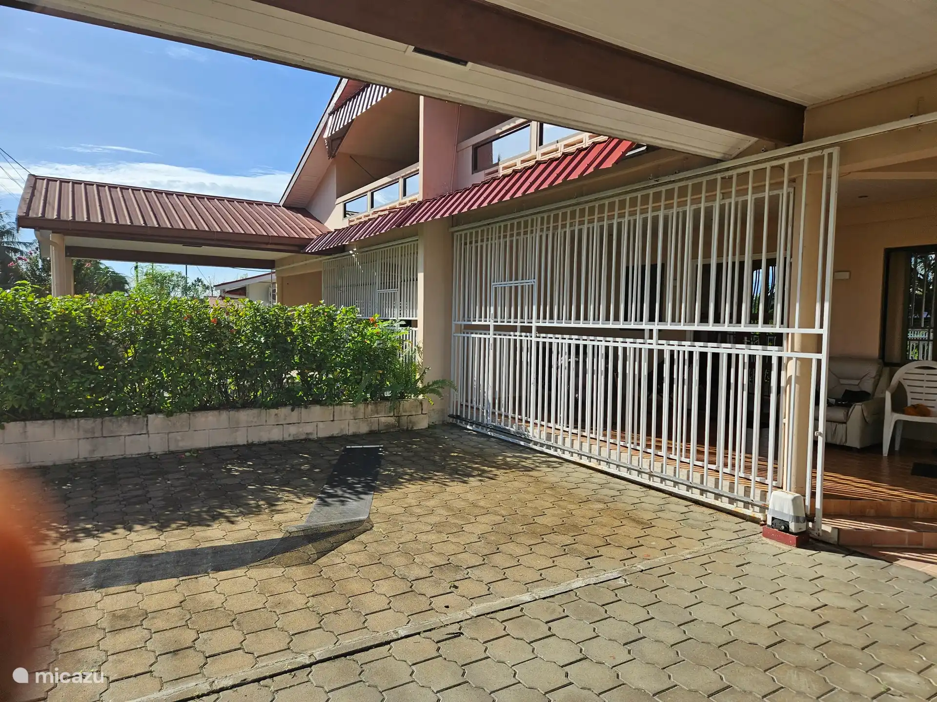 Les appartements A et B sont séparés par de la verdure.