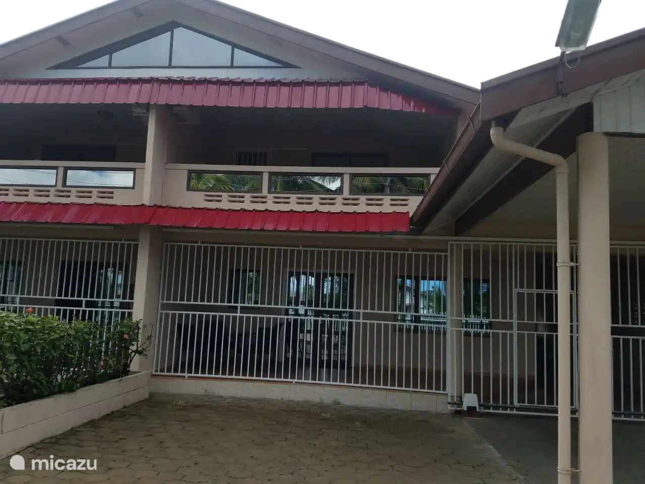 Grille (malheureusement) nécessaire à votre sécurité