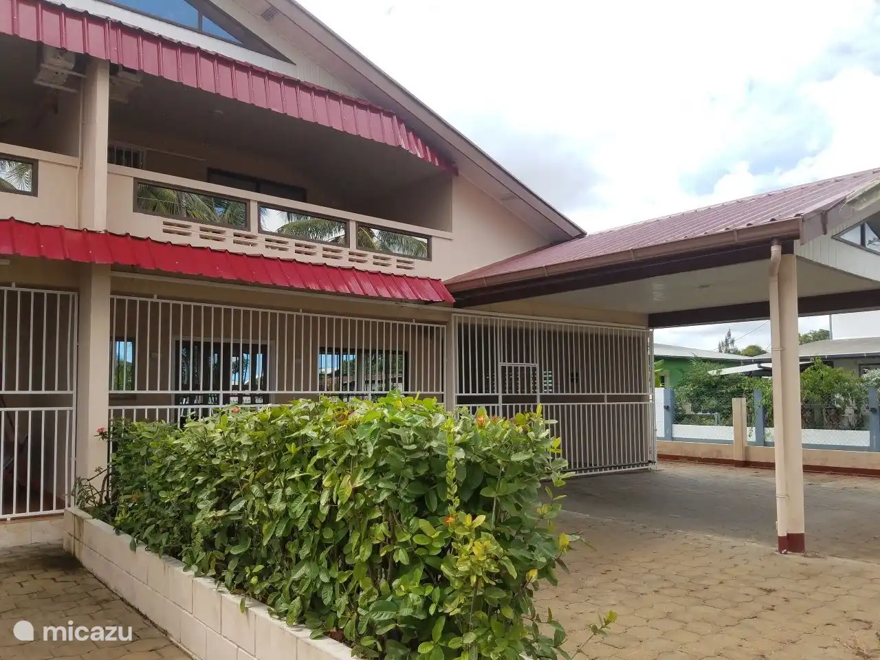 L'accès au garage de la maison annexe est également électrique.