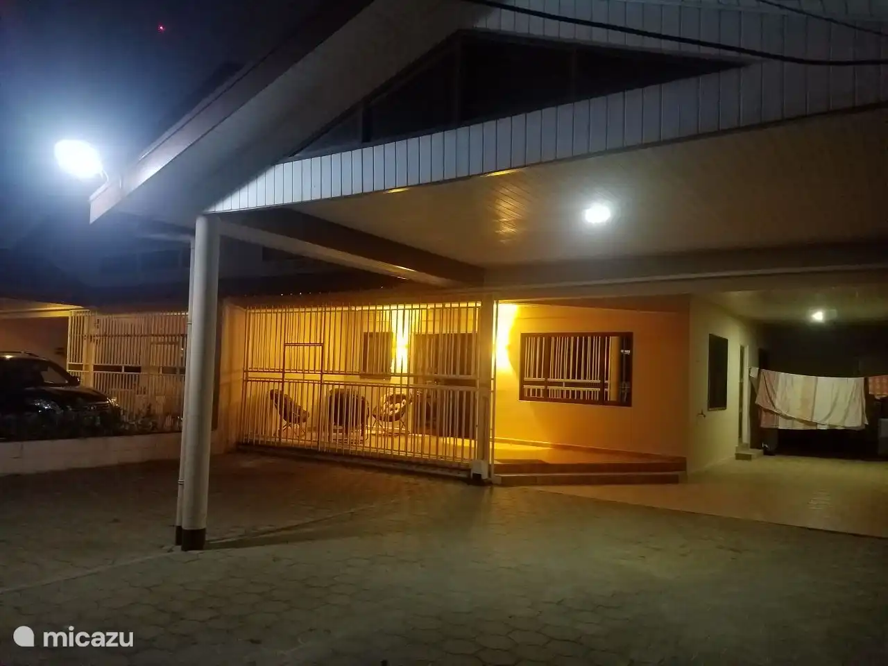 Abri voiture, garage et maison la nuit