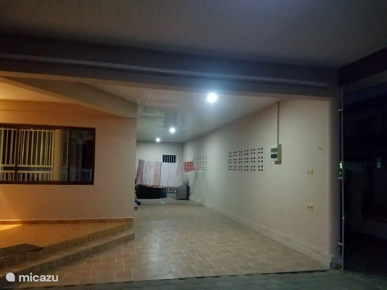 Le garage avec éclairage