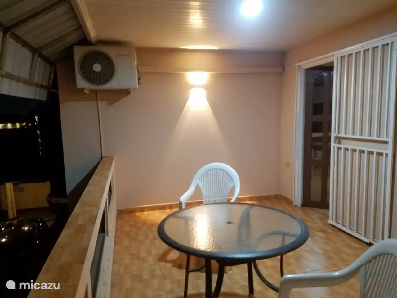 Balcon à l'étage avec éclairage d'ambiance et sièges