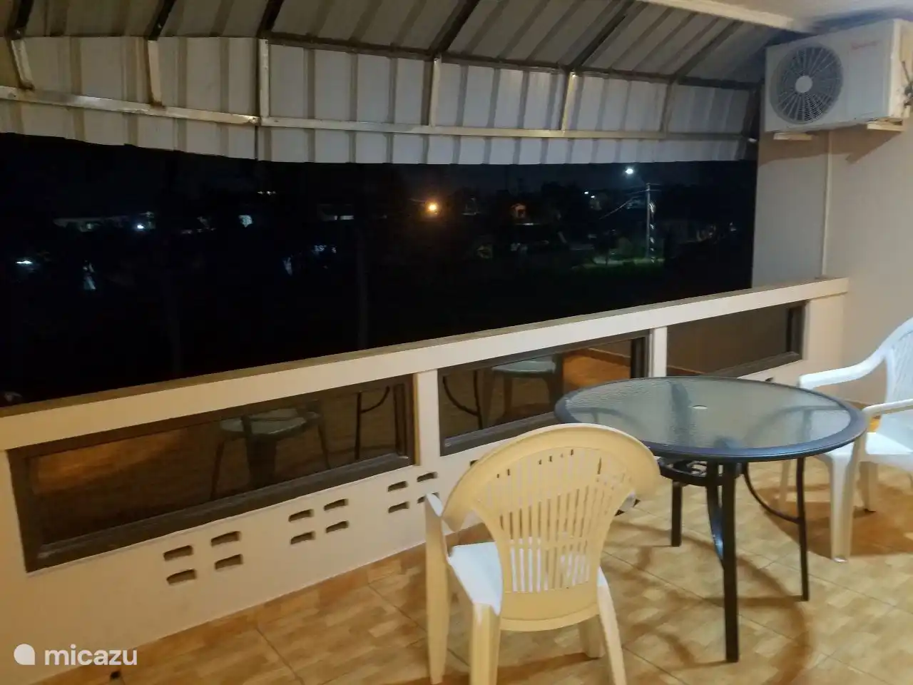 Vue depuis le balcon ci-dessus le soir