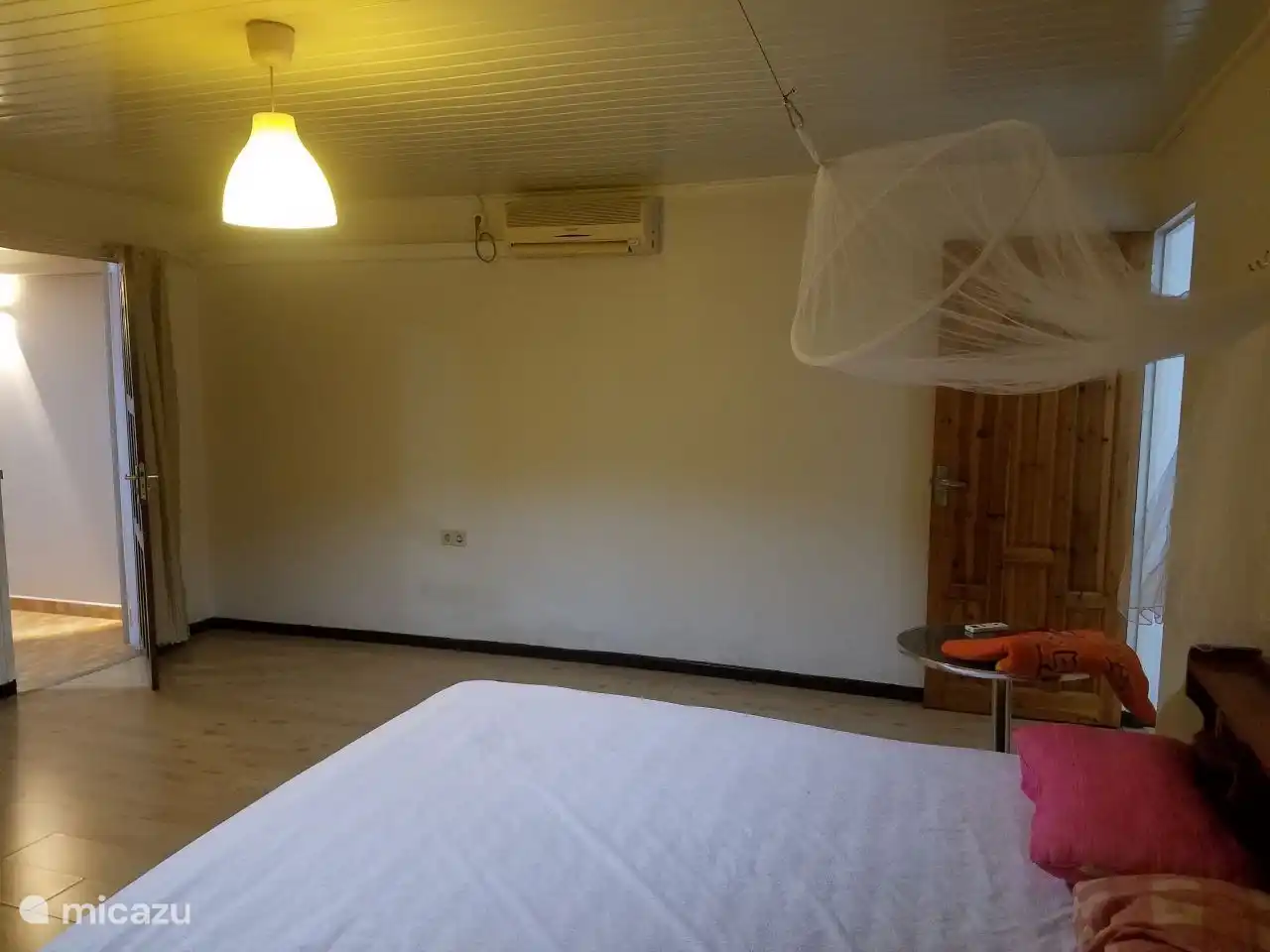 lit double à l'étage avec moustiquaire