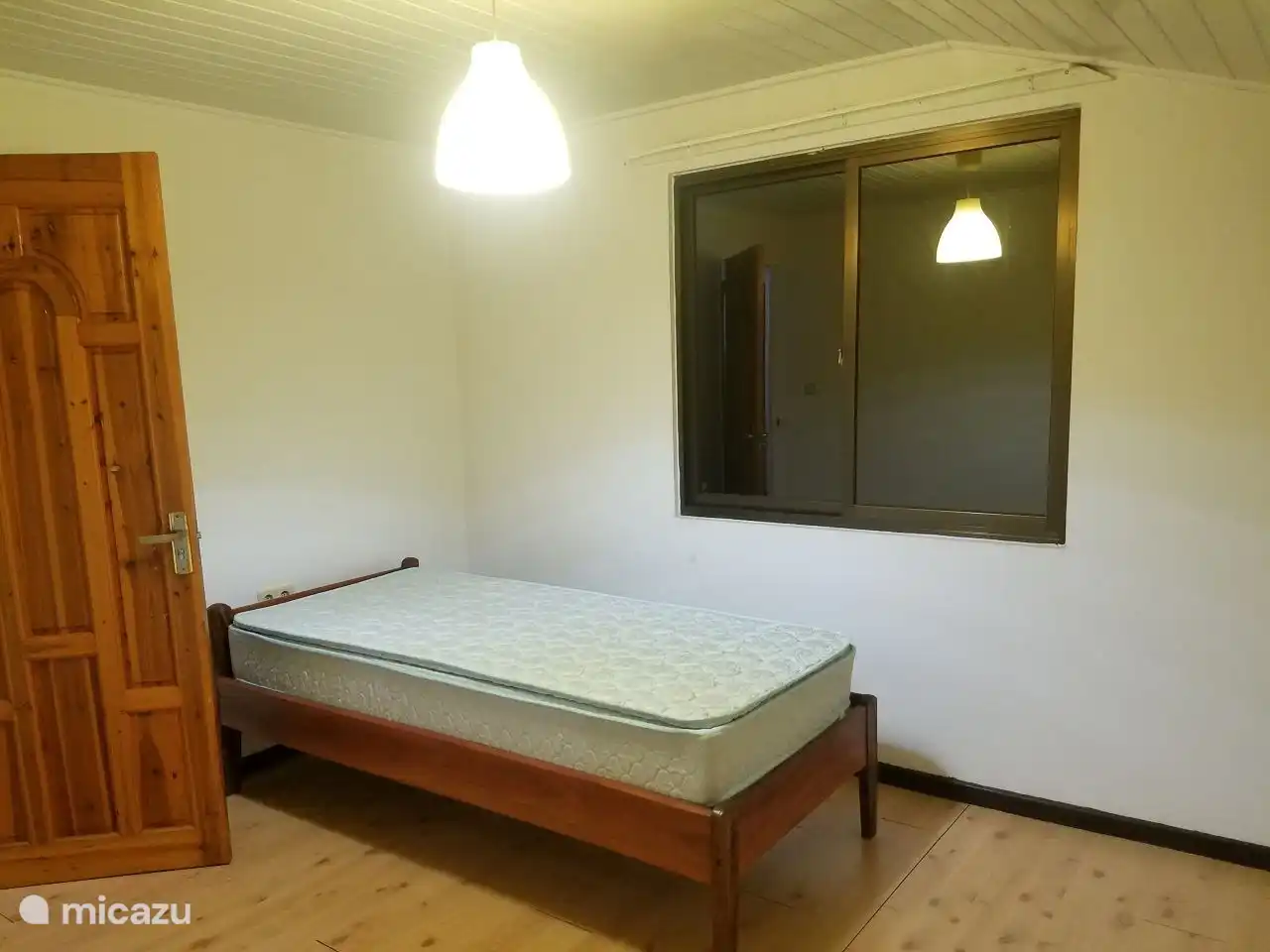 une 3ème chambre à l'étage avec lit simple