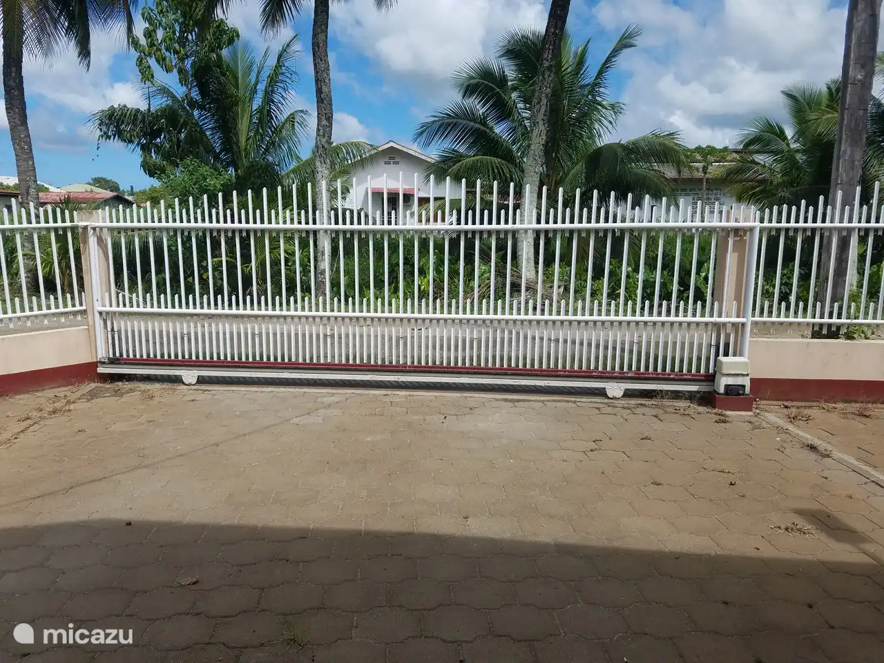 Porte principale, à commande électrique