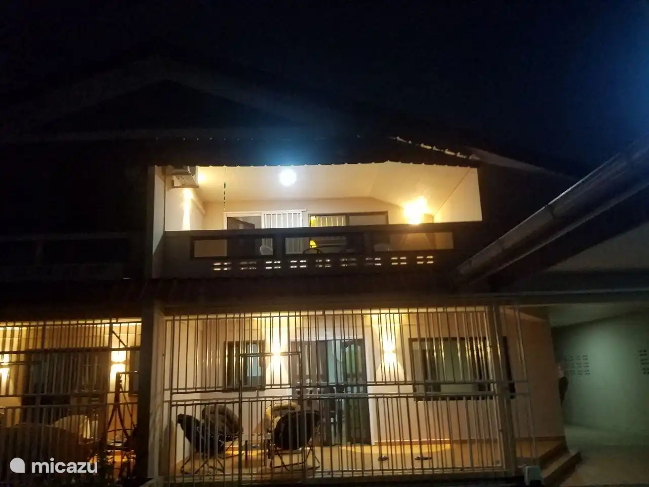 Façade totale à l'étage et au rez-de-chaussée avec éclairage