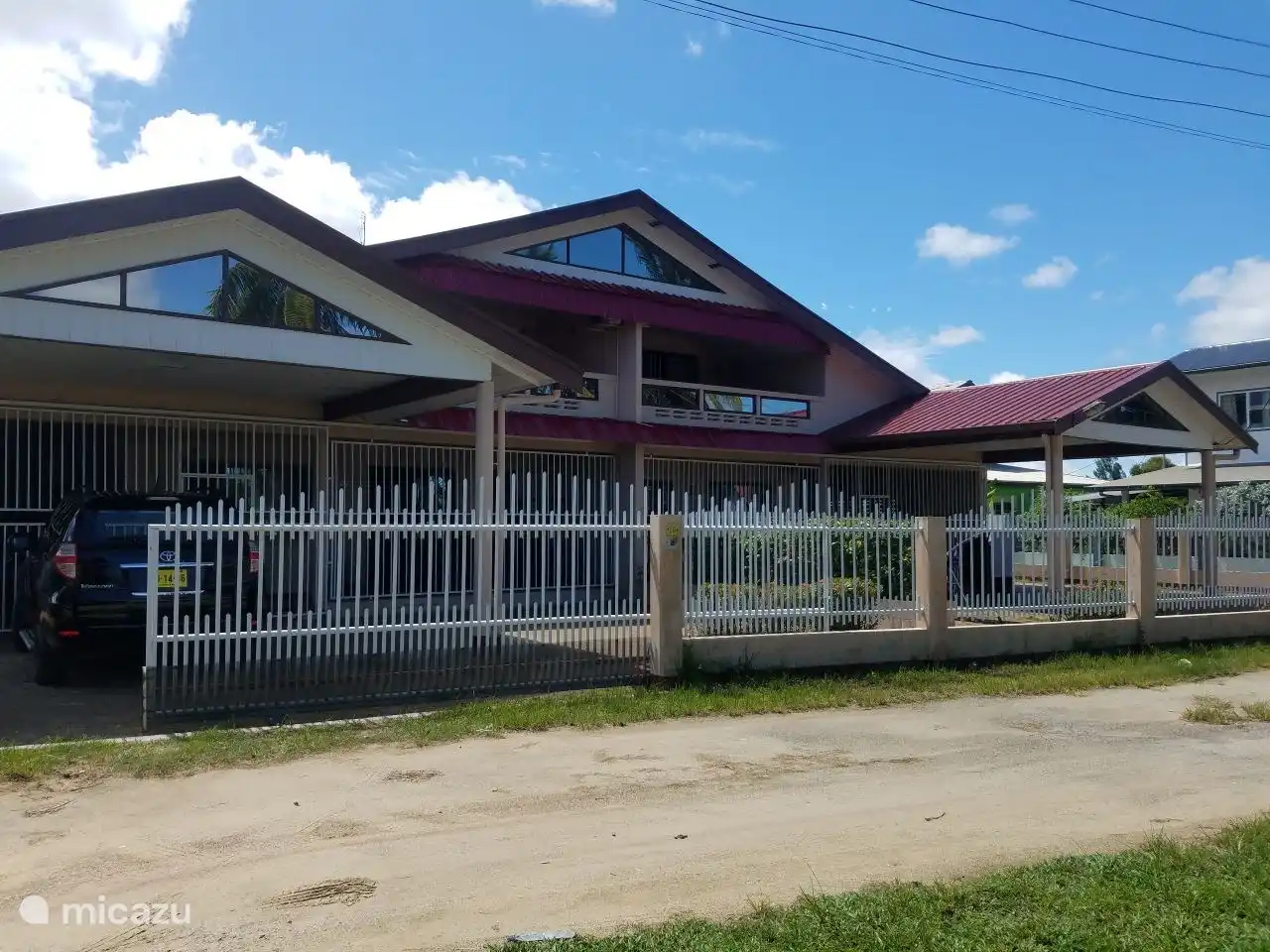 Les deux maisons avec leur propre abri voiture